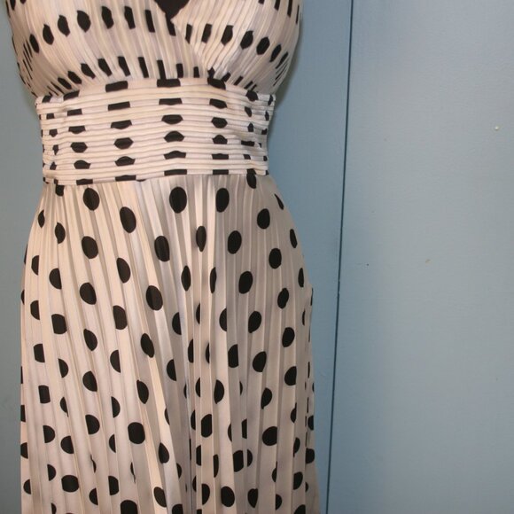 "Marilyn Munro Inspired" Dress with Pleated Skirt - Picture 4 of 10